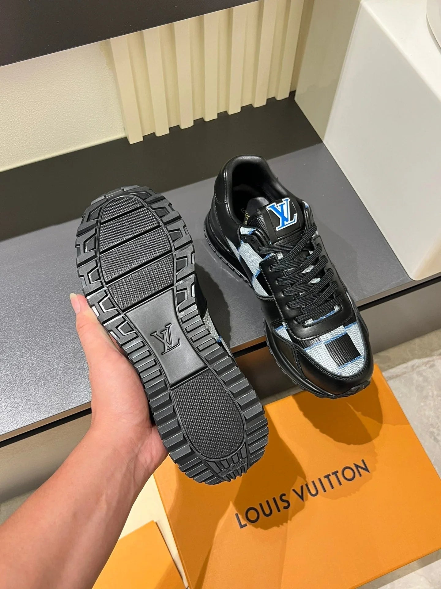 L Men's Low Top Sneakers