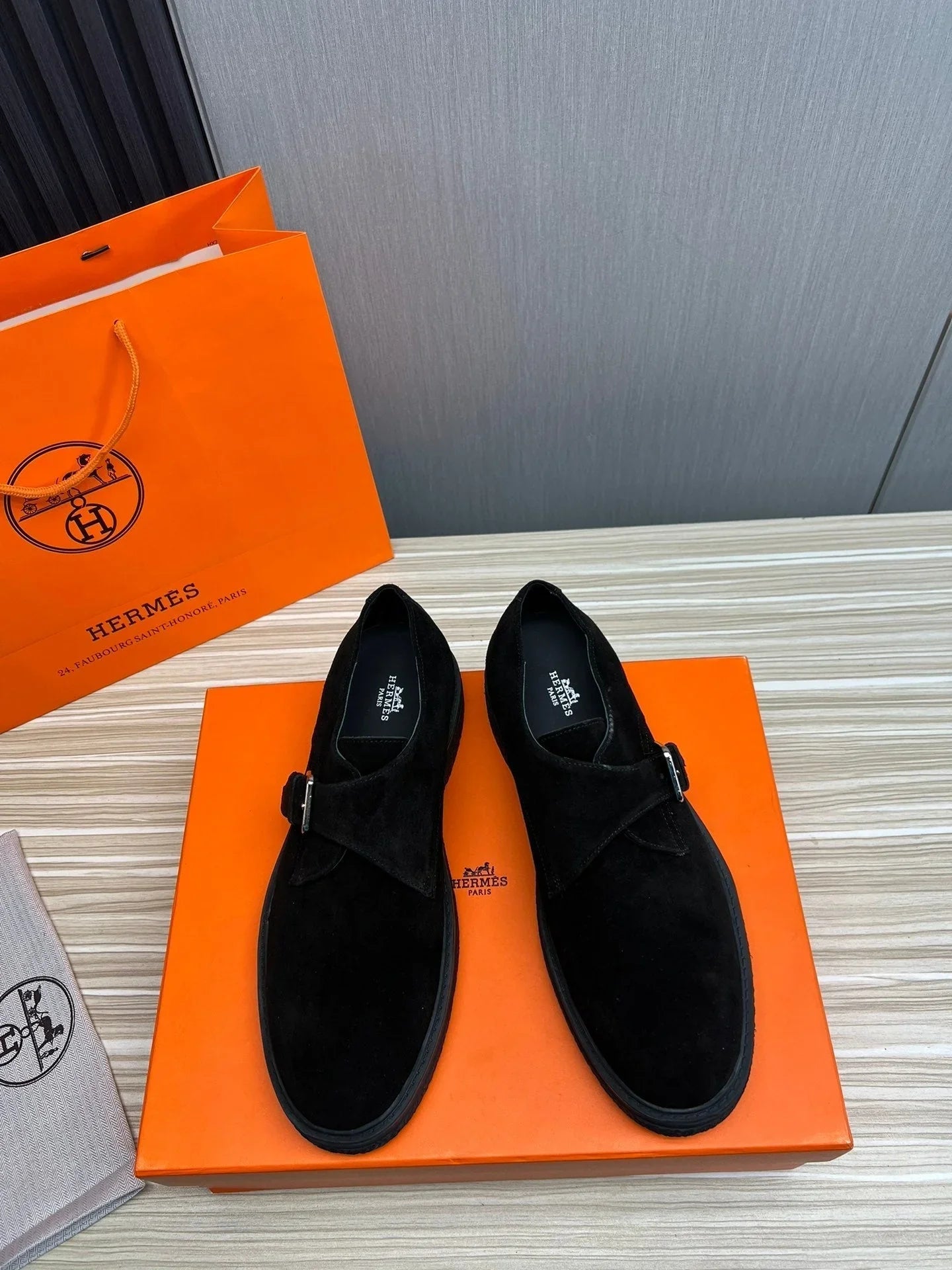 Cow suede upper + cowhide lining + cow tendon stitching outsole