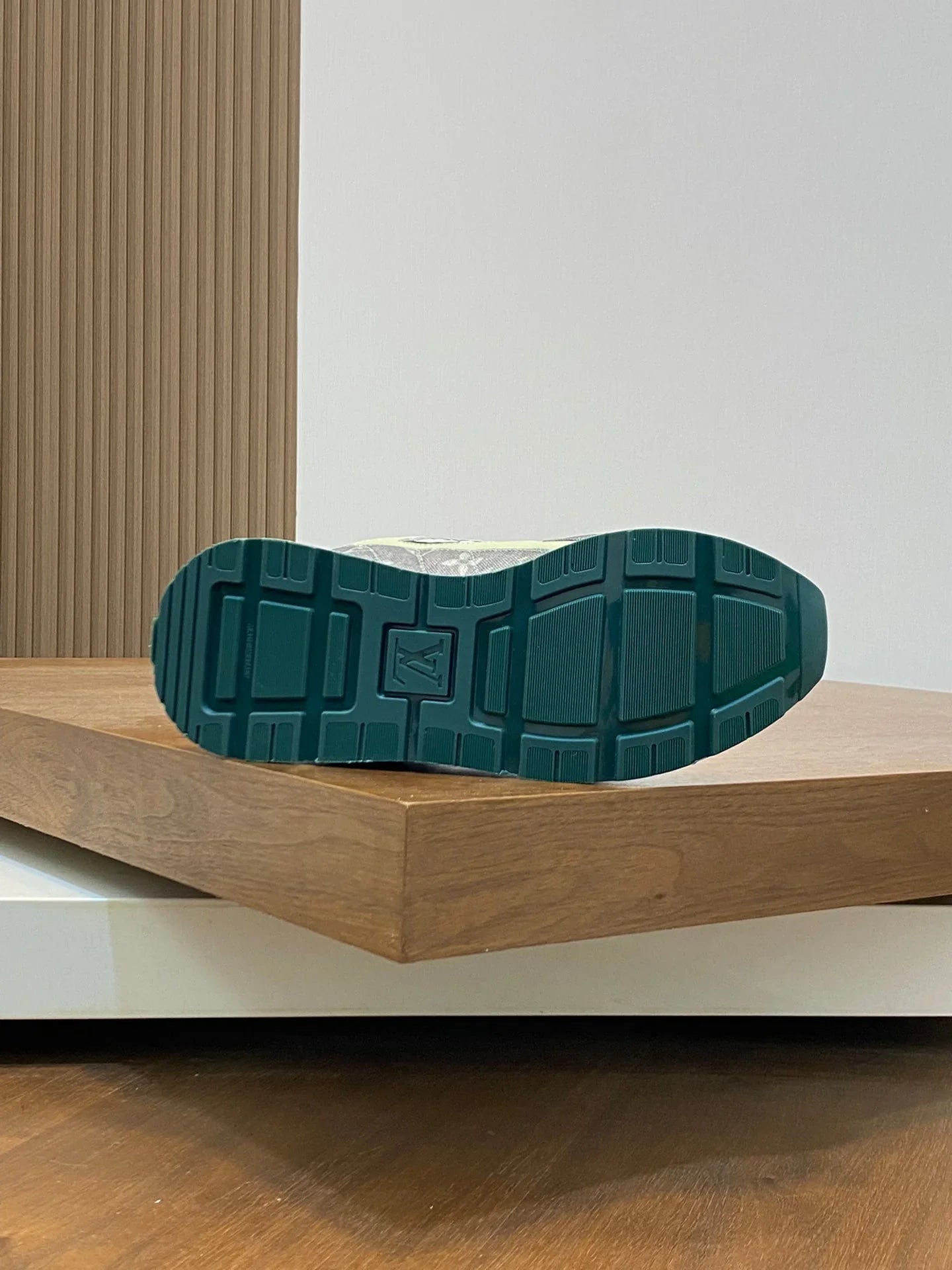 L Men's Sneakers