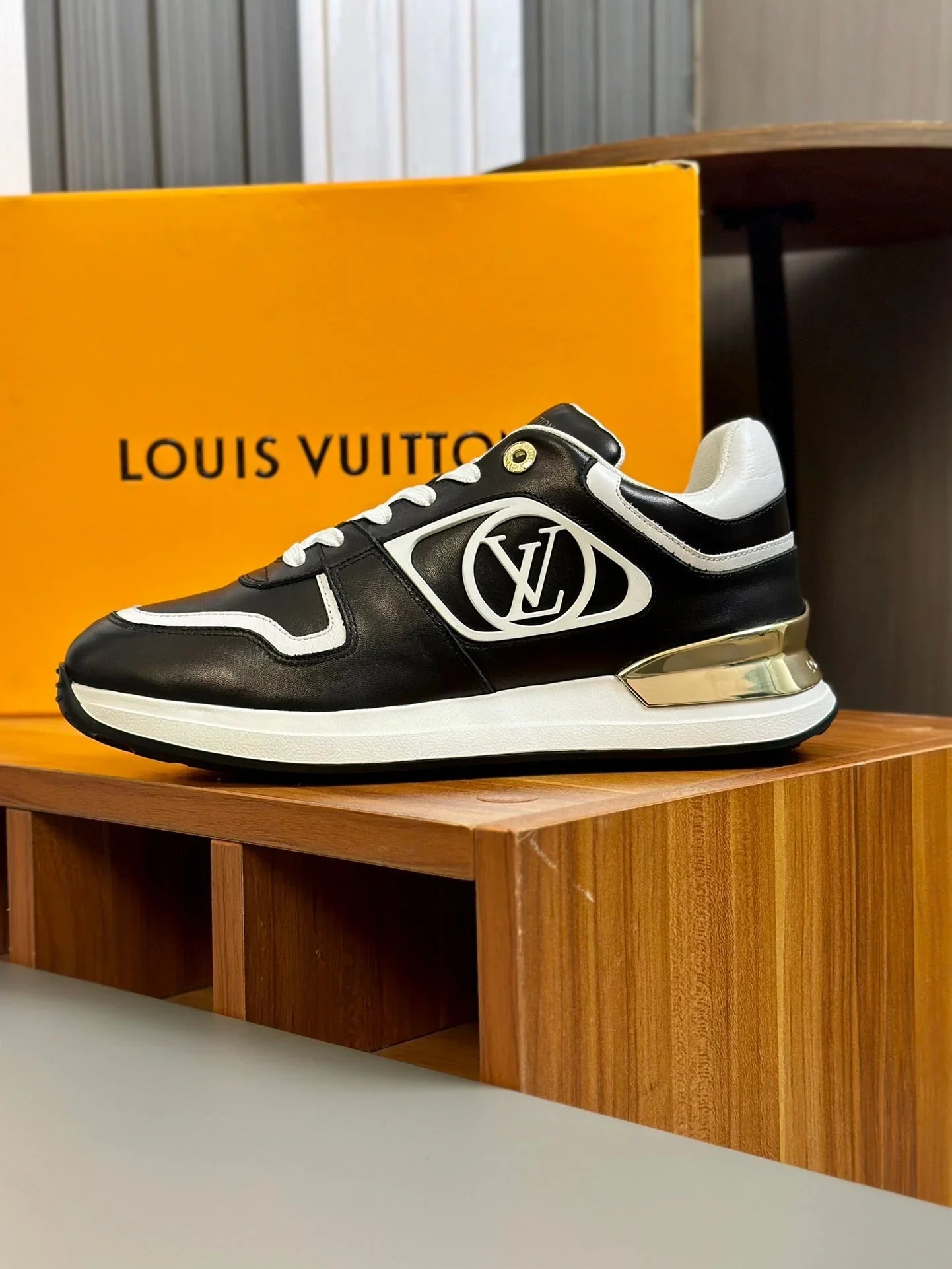 L Men's Sneakers
