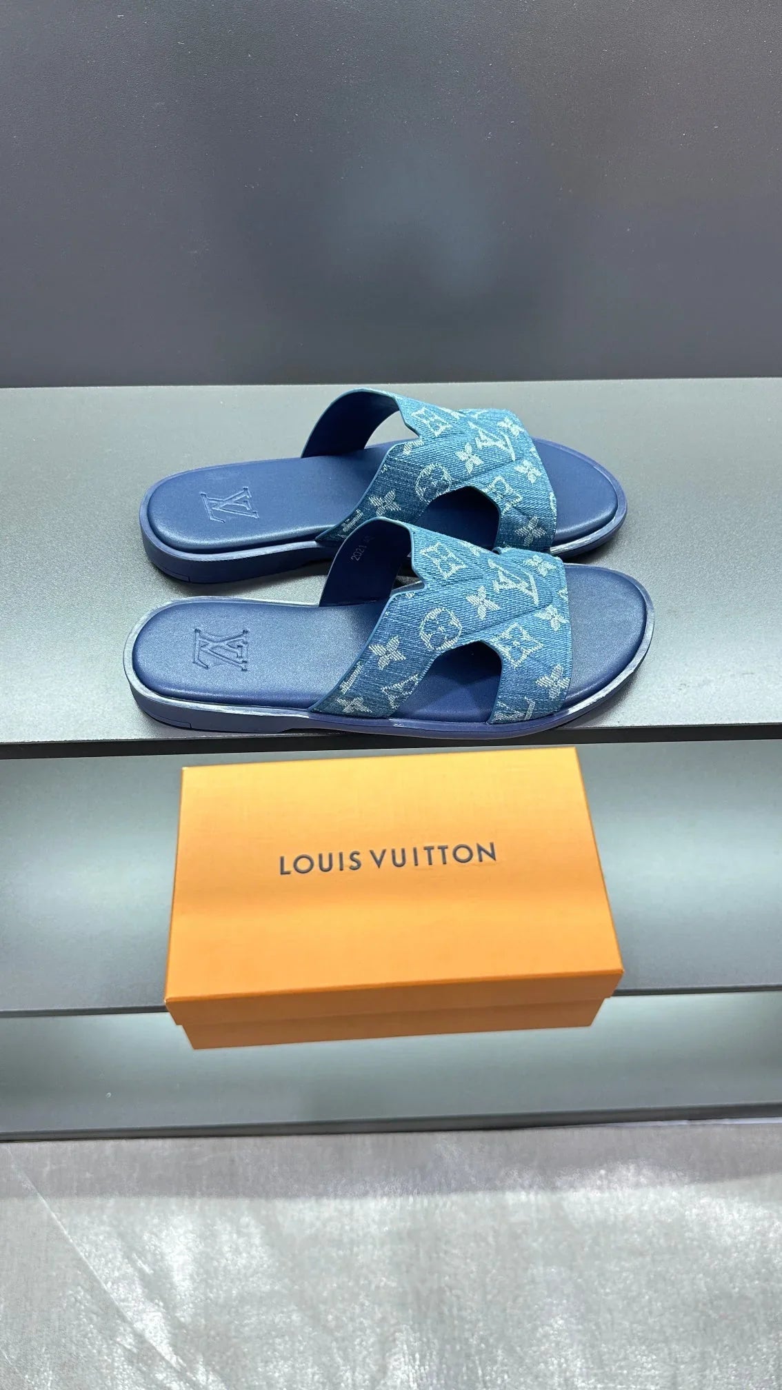 logo graphic slippers