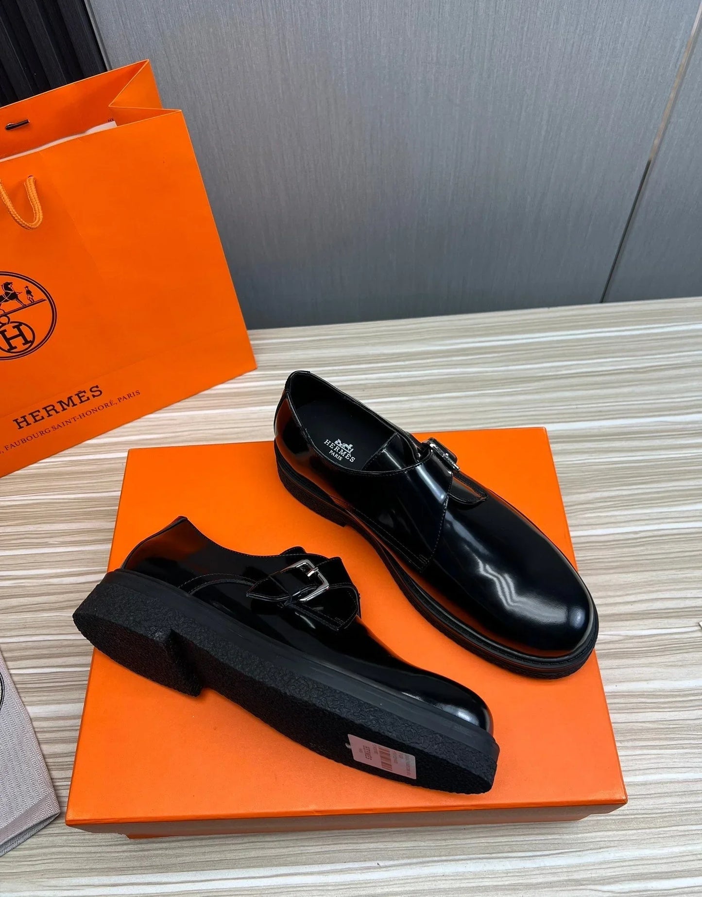 Cow suede upper + cowhide lining + cow tendon stitching outsole