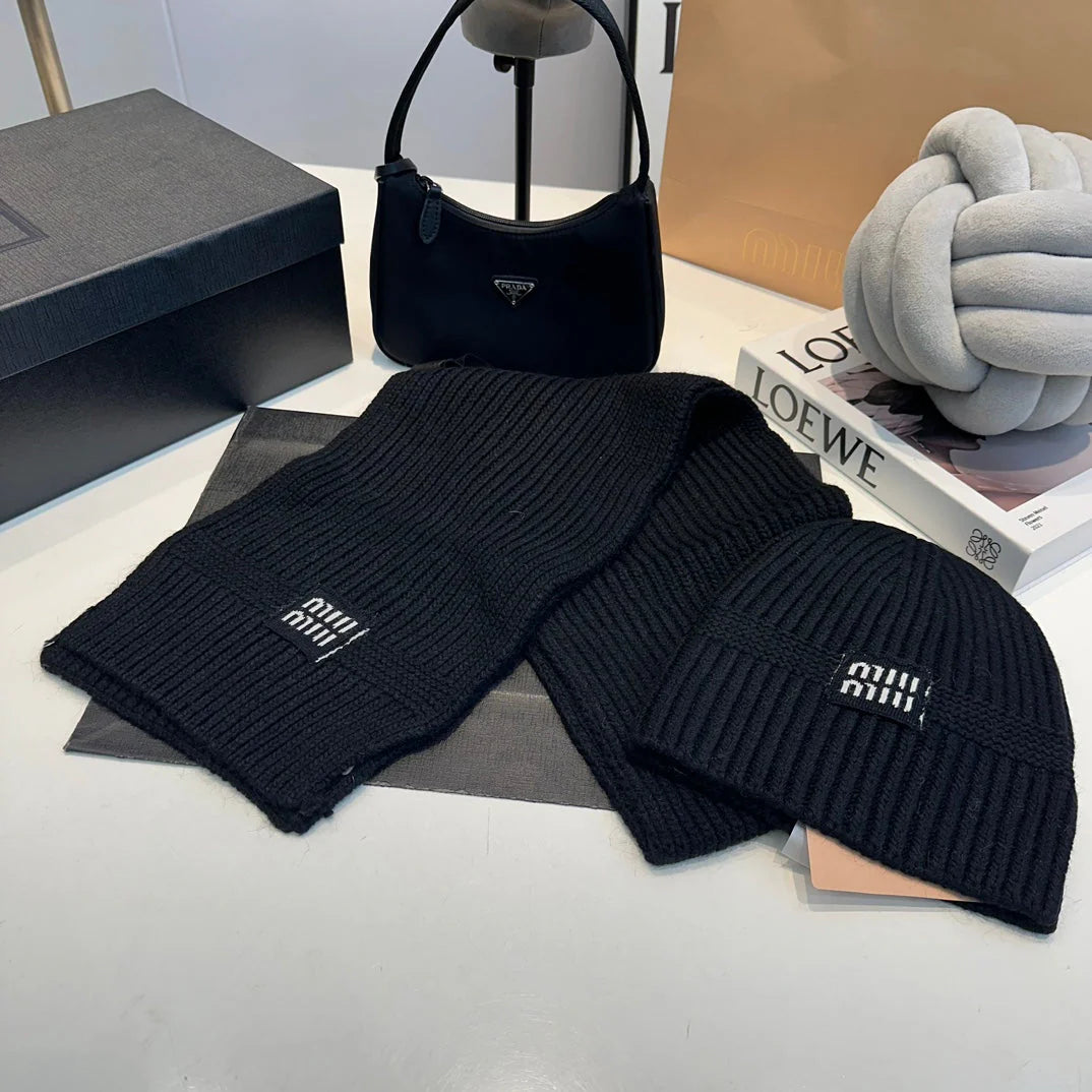 New autumn and winter trends-fashionable wool hat + scarf