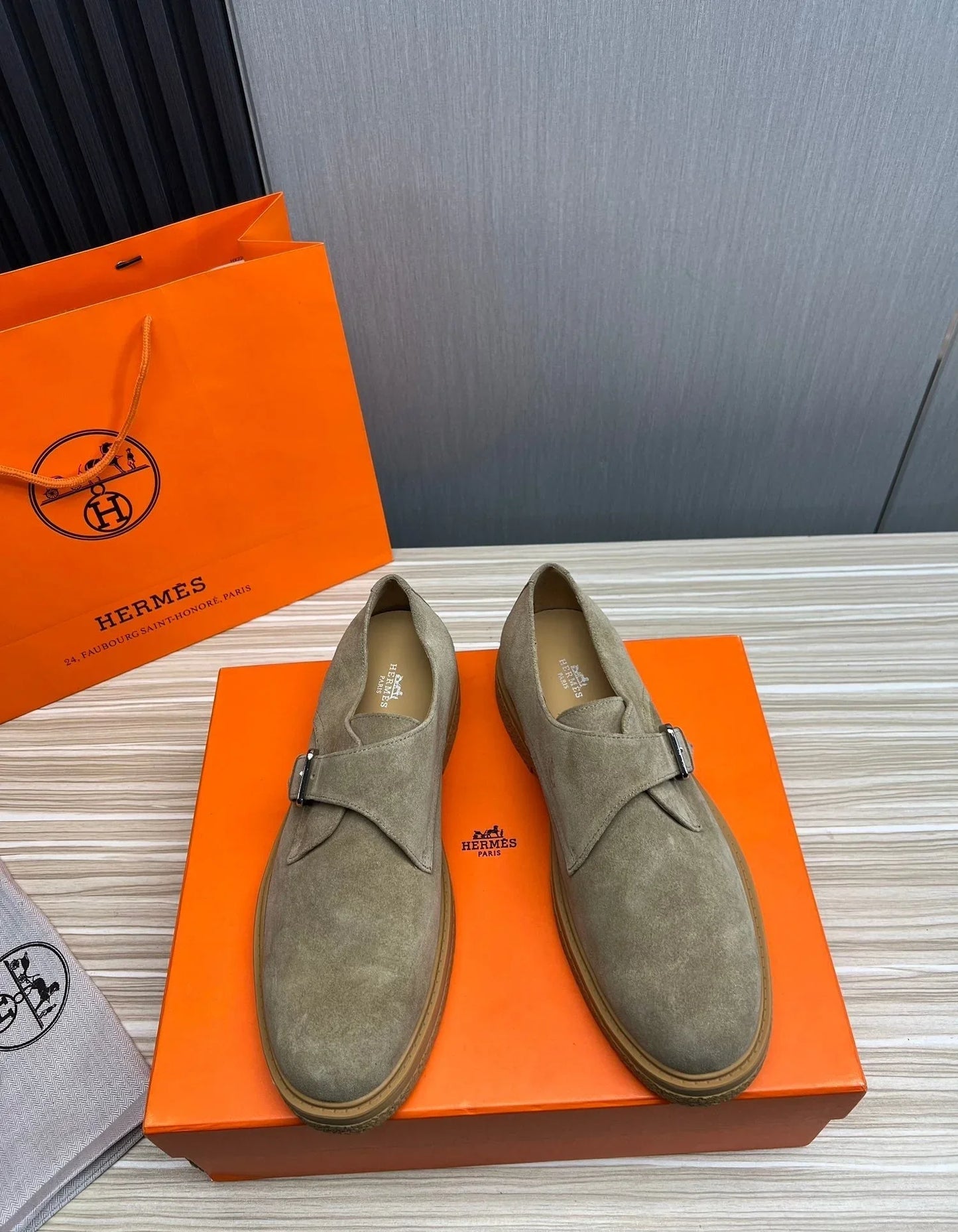 Cow suede upper + cowhide lining + cow tendon stitching outsole