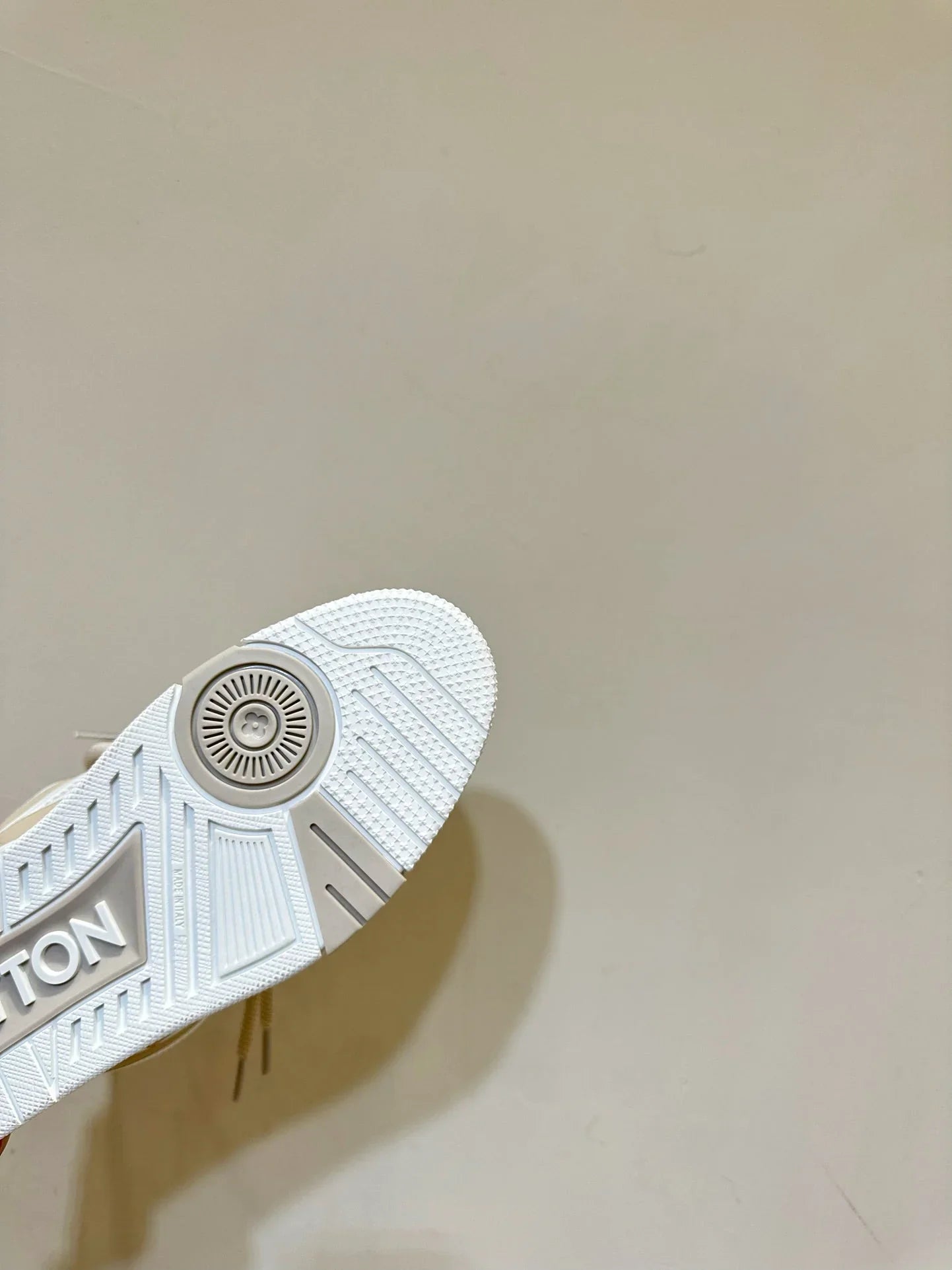 L Men's Sneakers
