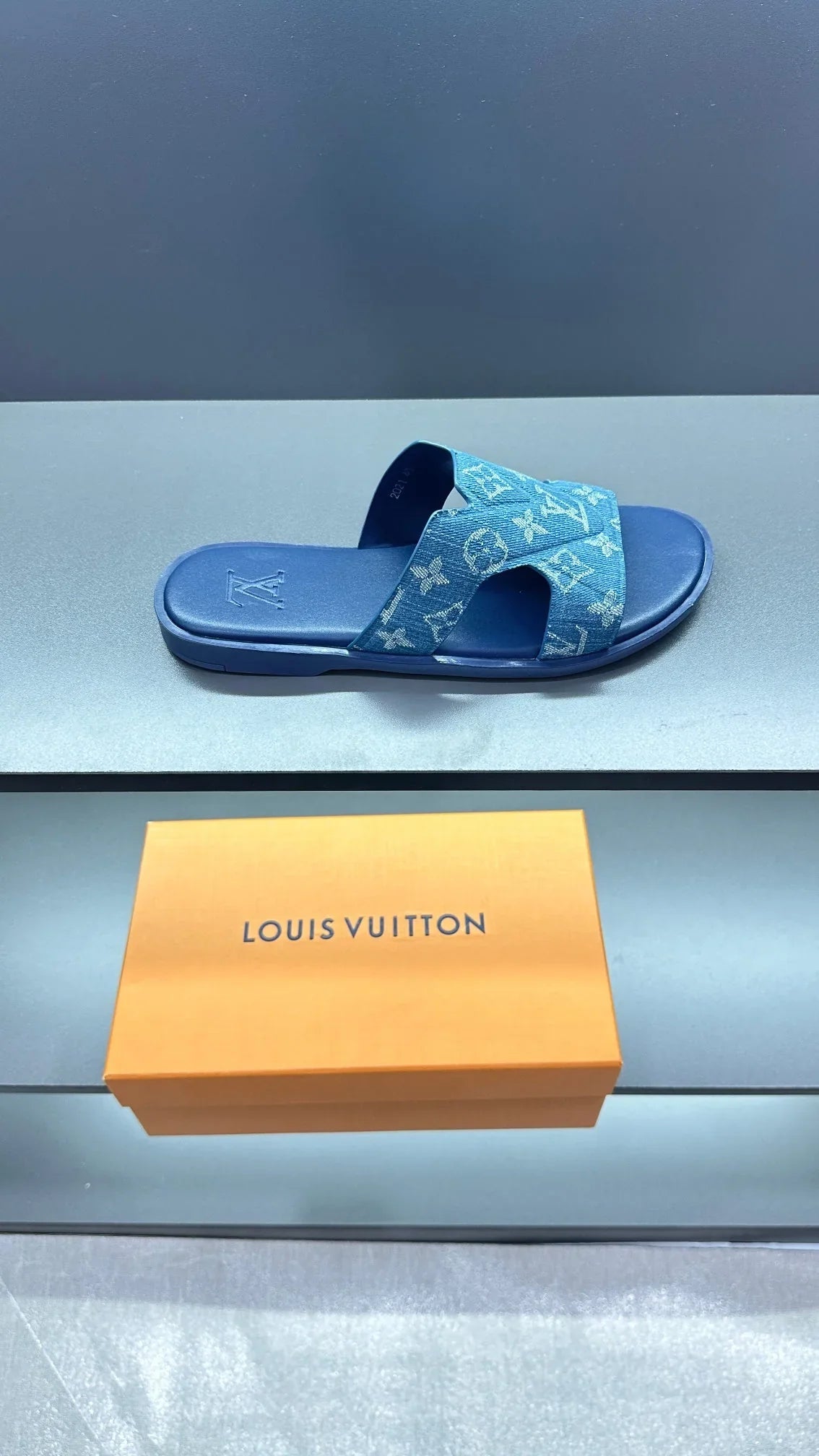 logo graphic slippers
