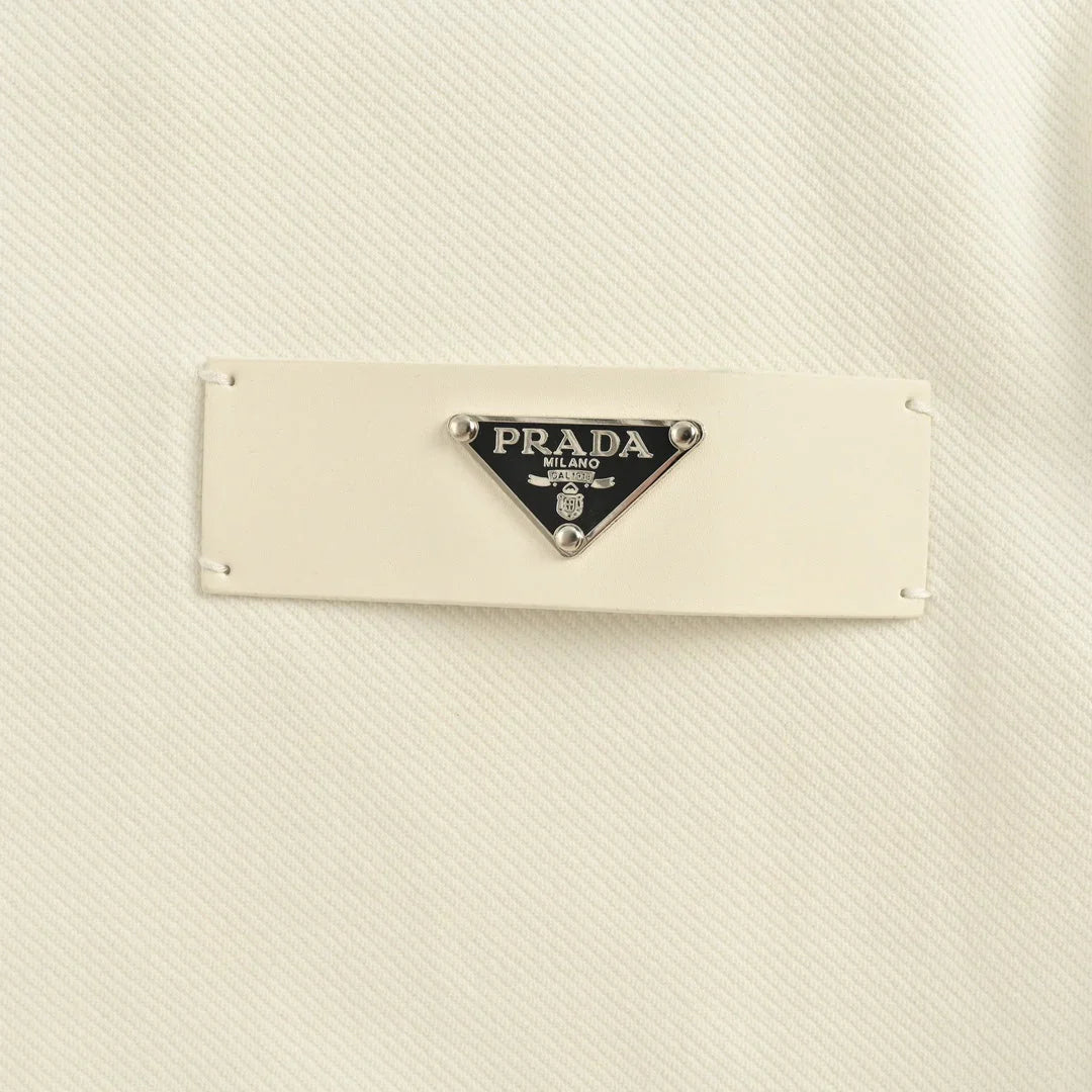 Round neck sweatshirt with triangle logo on the side
