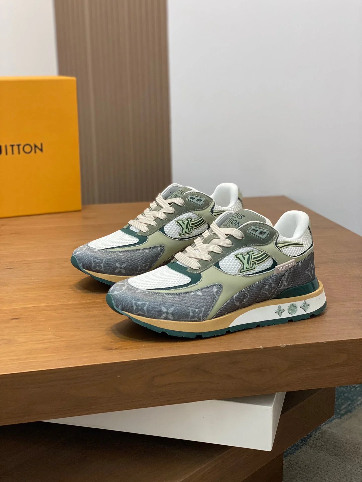 L Men's Sneakers
