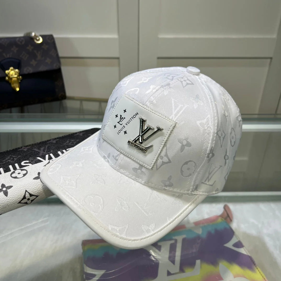 Fashion four-leaf clover embroidery baseball cap