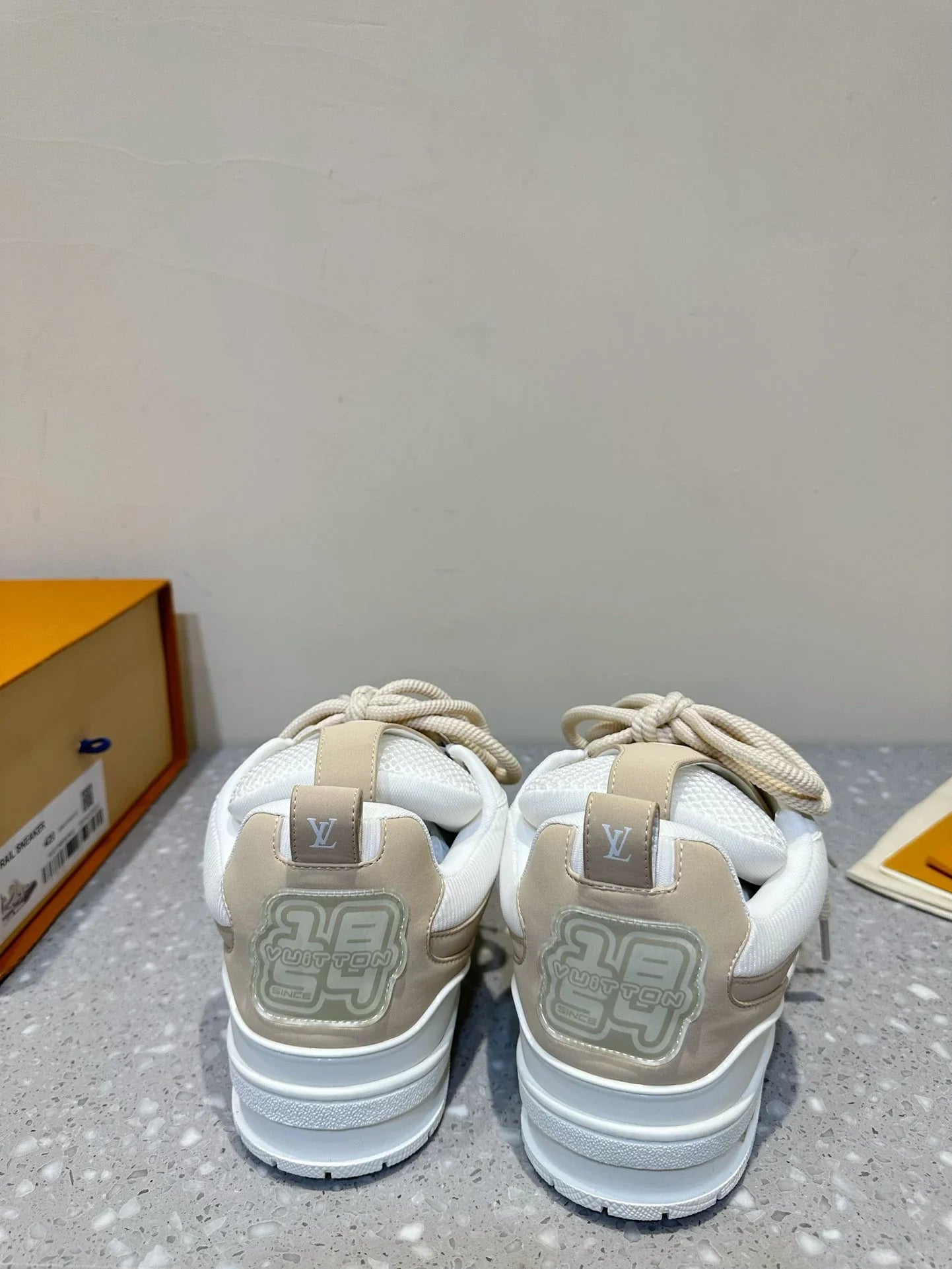 L Men's Sneakers