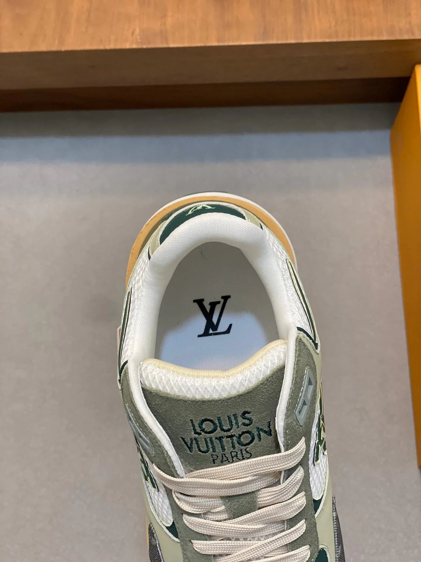 L Men's Sneakers