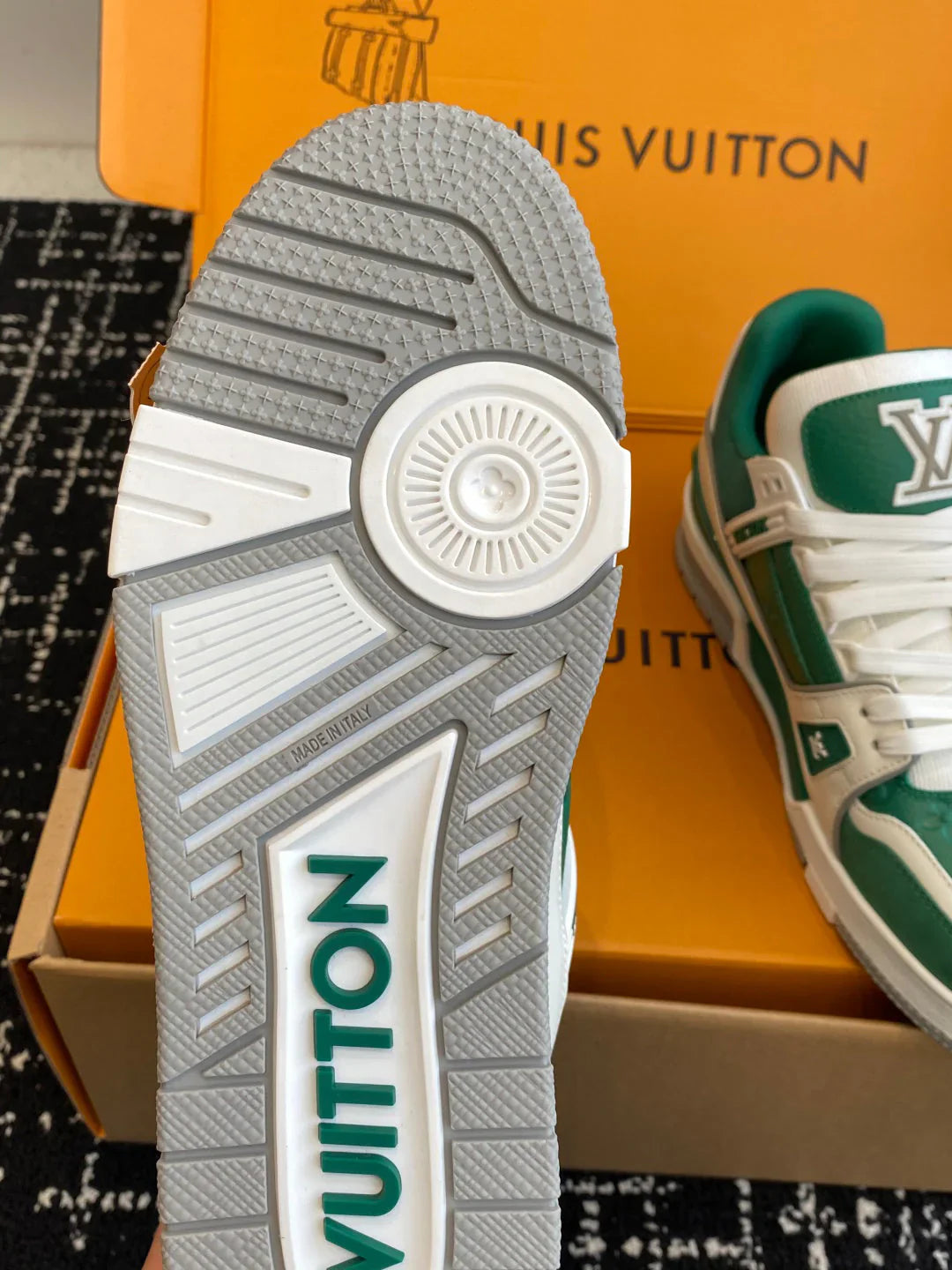 L Men's Sneakers