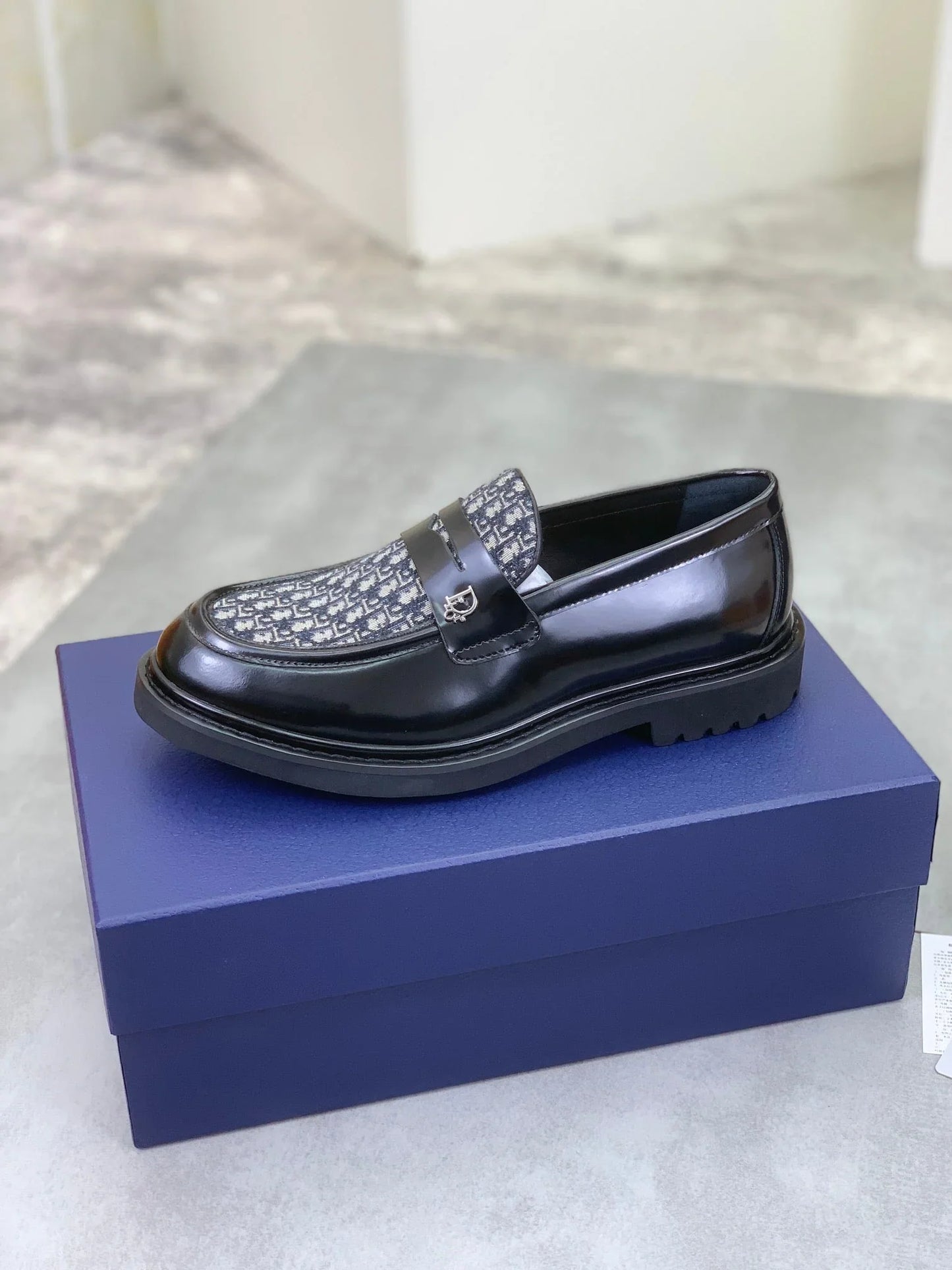 D leather shoes