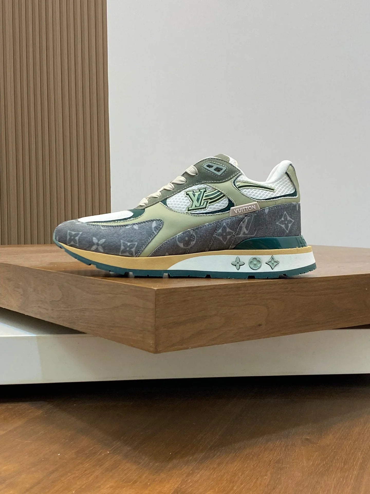 L Men's Sneakers