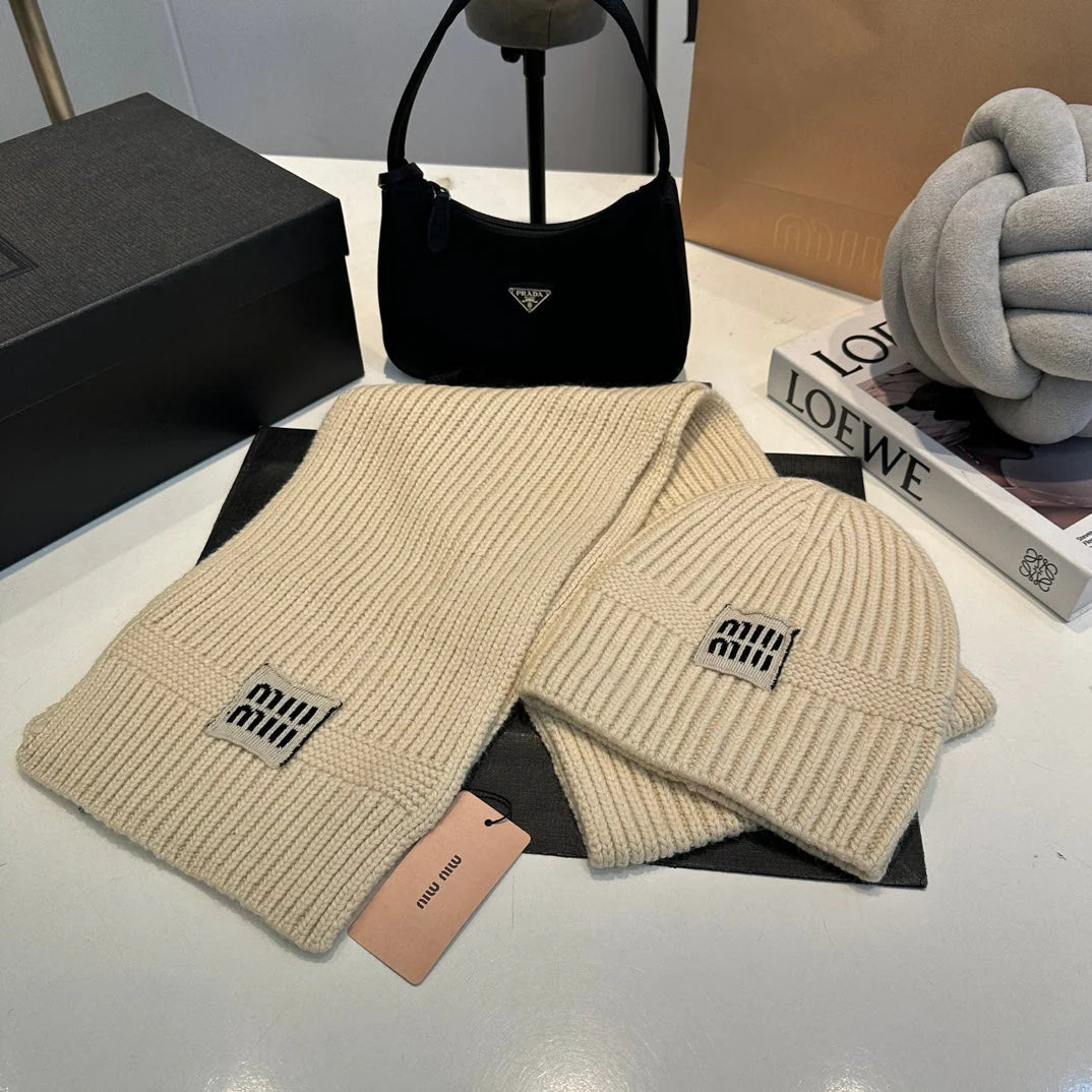 New autumn and winter trends-fashionable wool hat + scarf