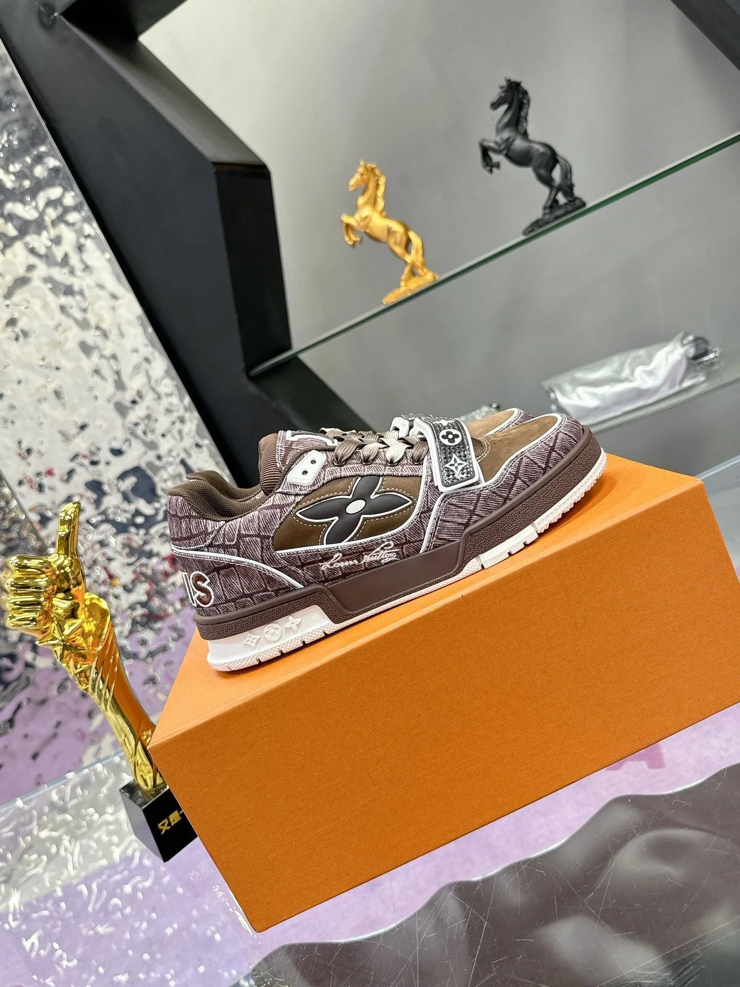 L trainer velcro sneaker