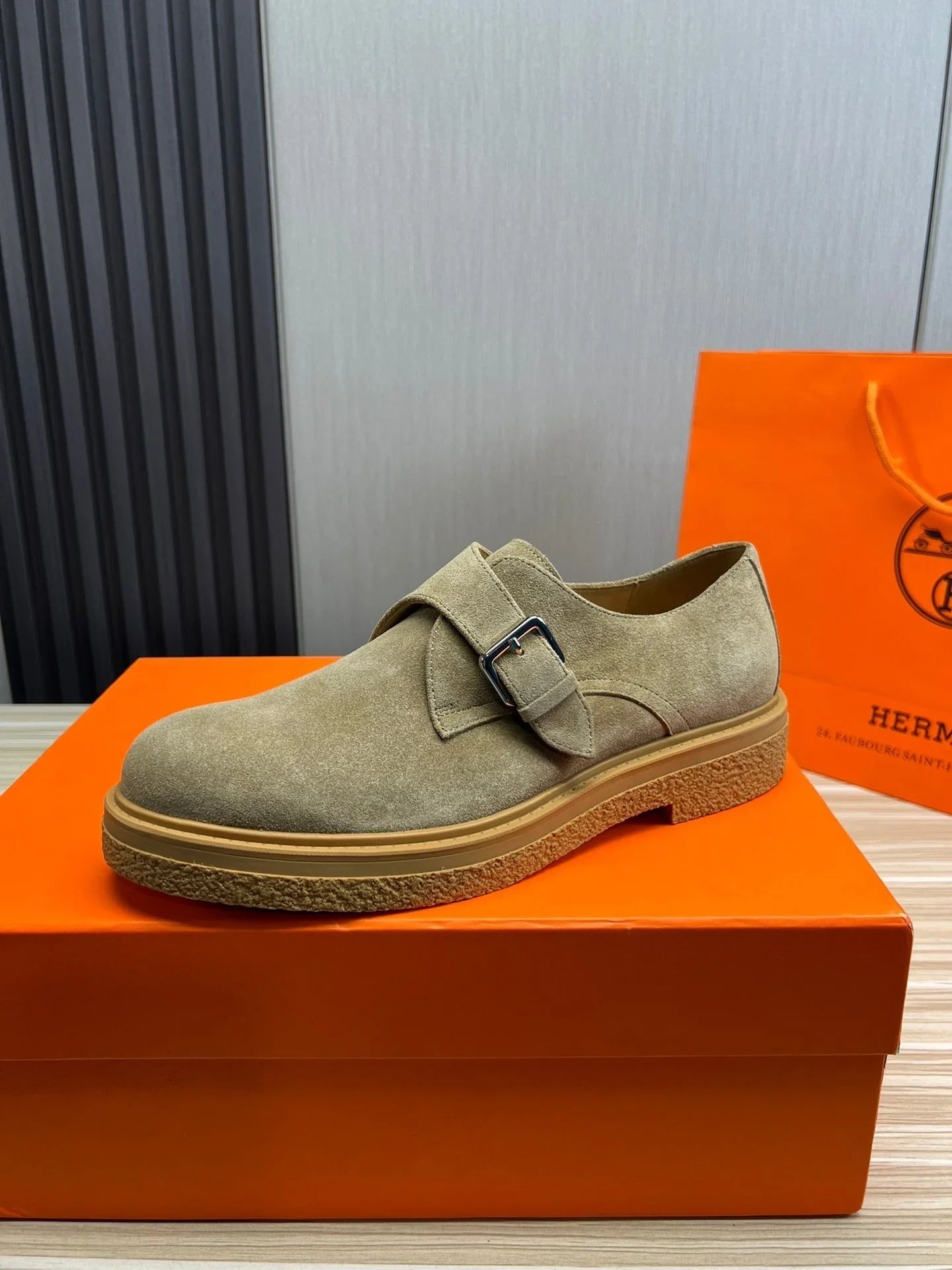 Cow suede upper + cowhide lining + cow tendon stitching outsole