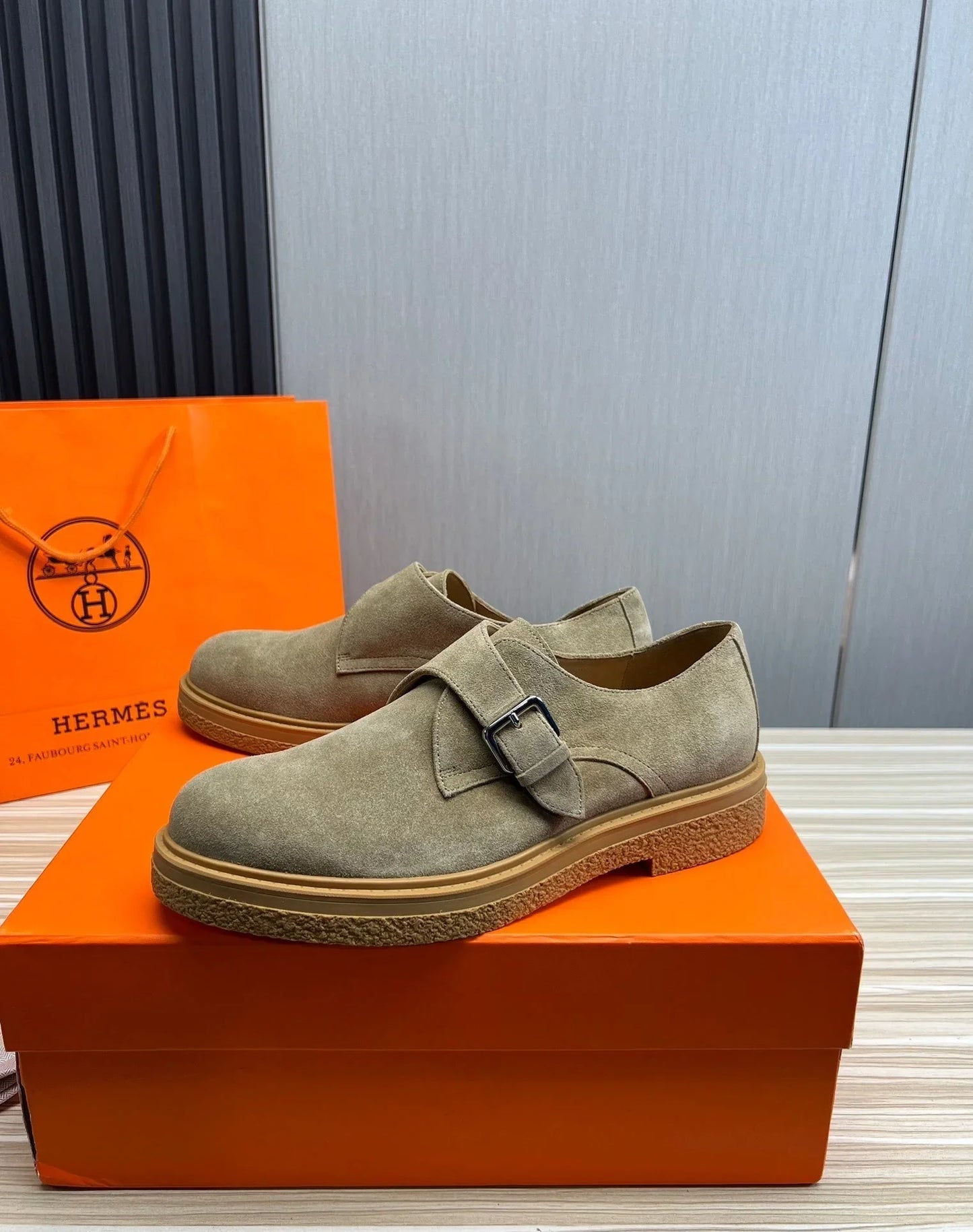 Cow suede upper + cowhide lining + cow tendon stitching outsole