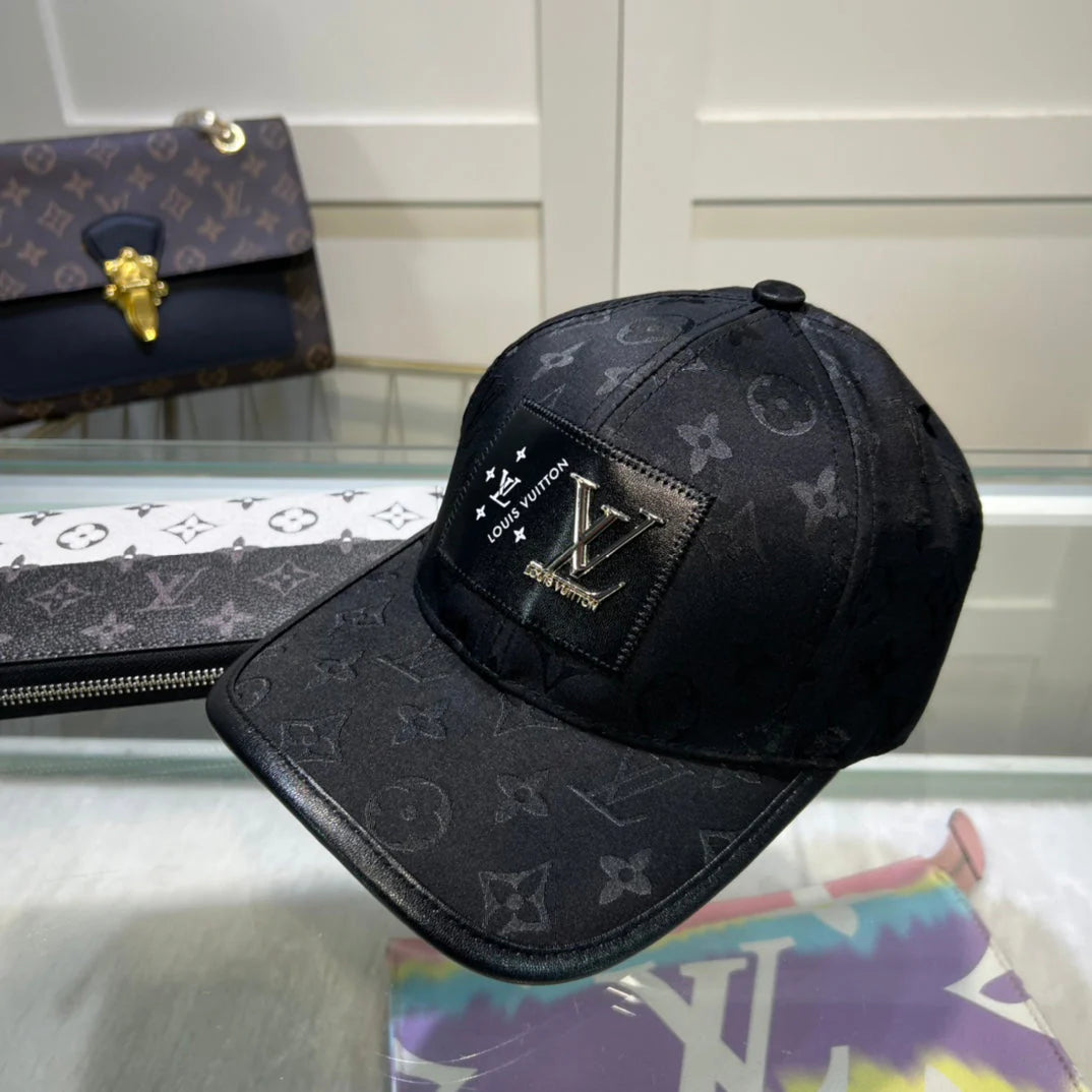 Fashion four-leaf clover embroidery baseball cap