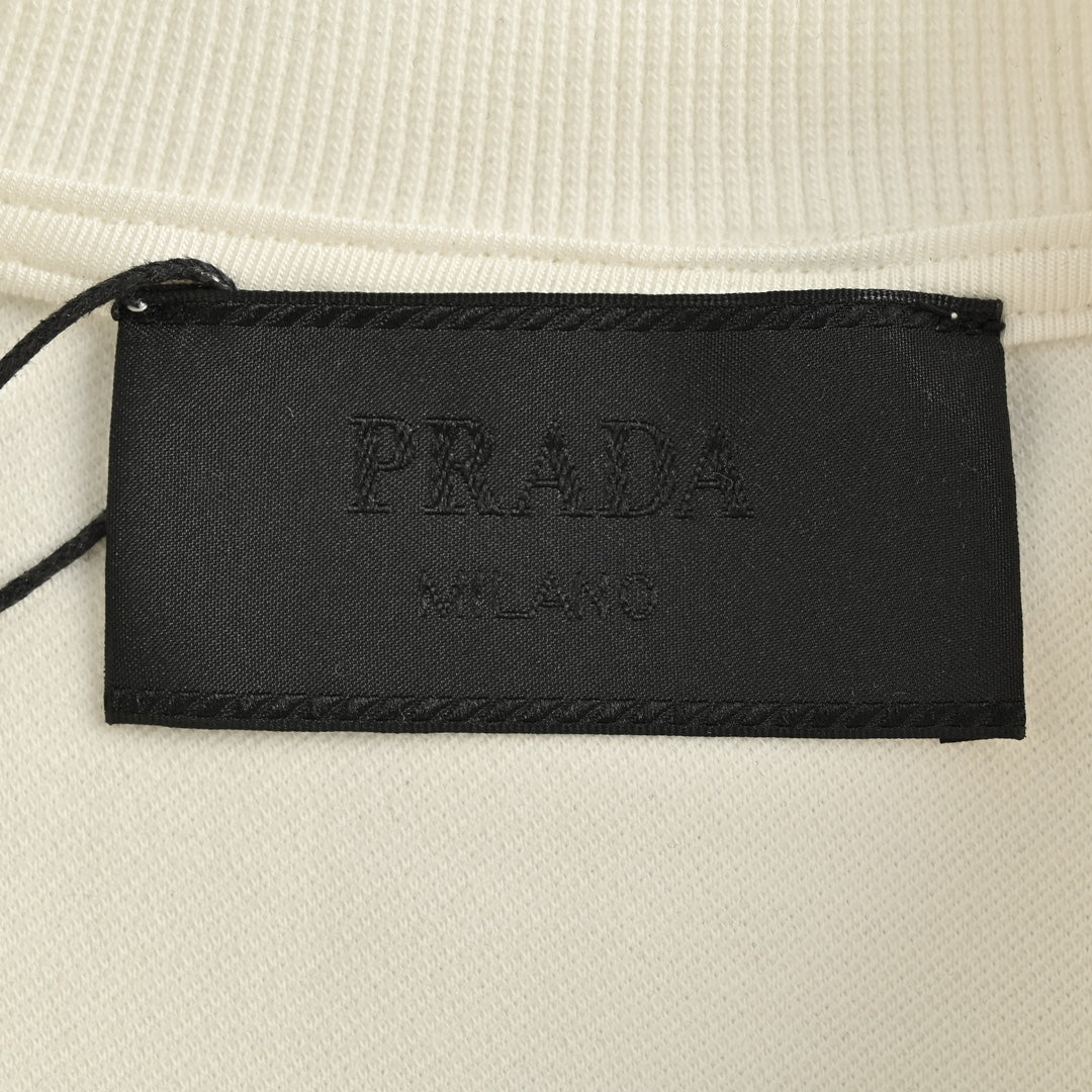 Round neck sweatshirt with triangle logo on the side