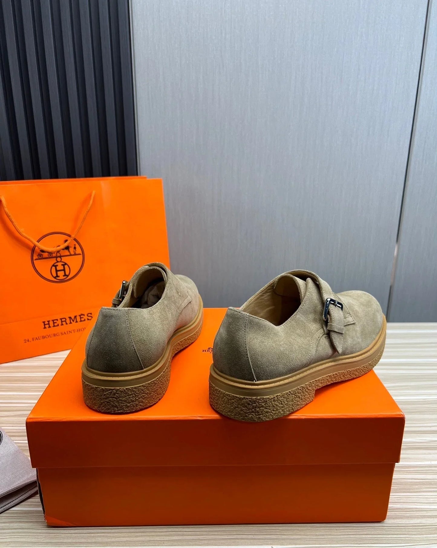 Cow suede upper + cowhide lining + cow tendon stitching outsole
