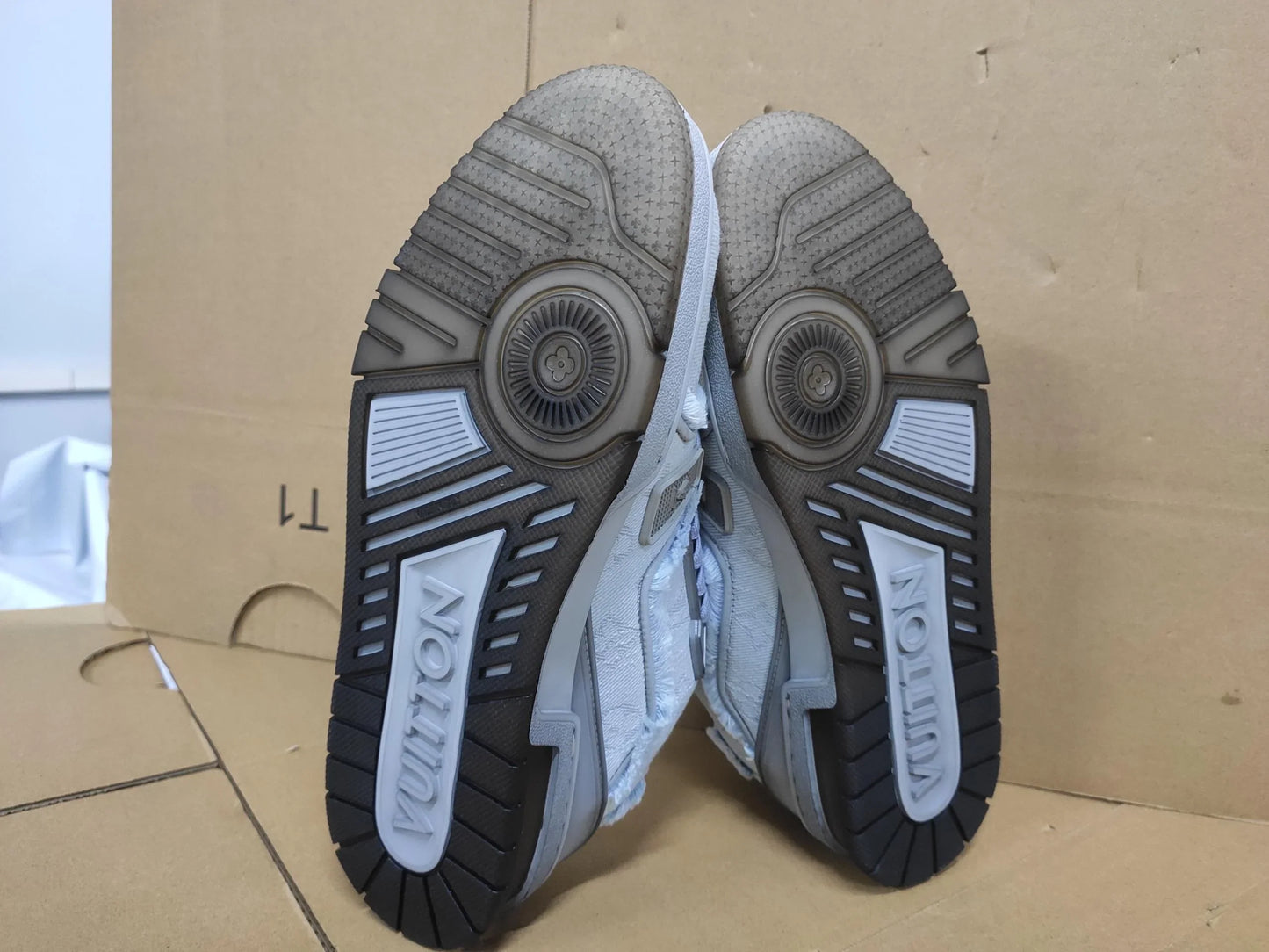 casual sports sneakers