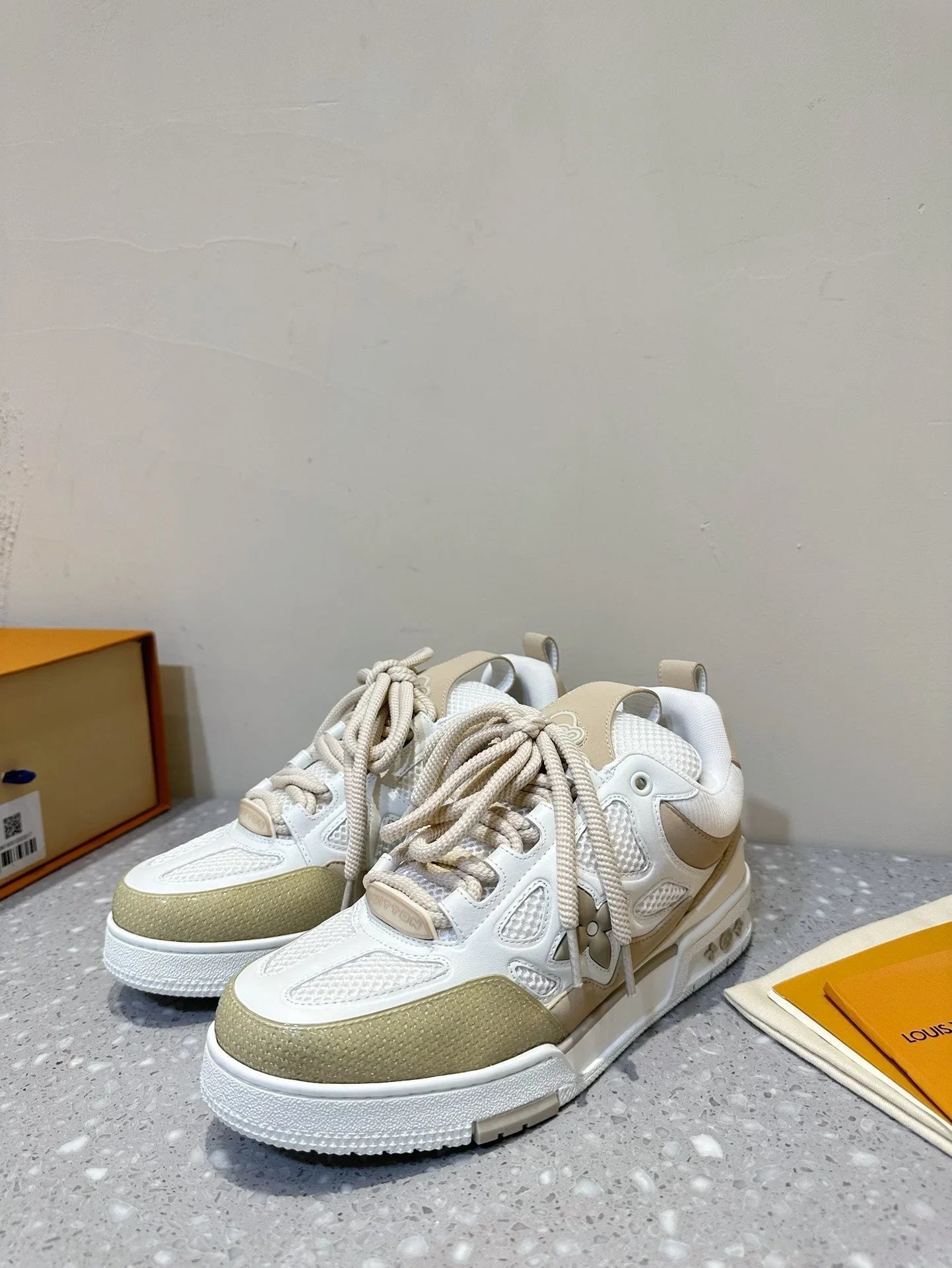 L Men's Sneakers