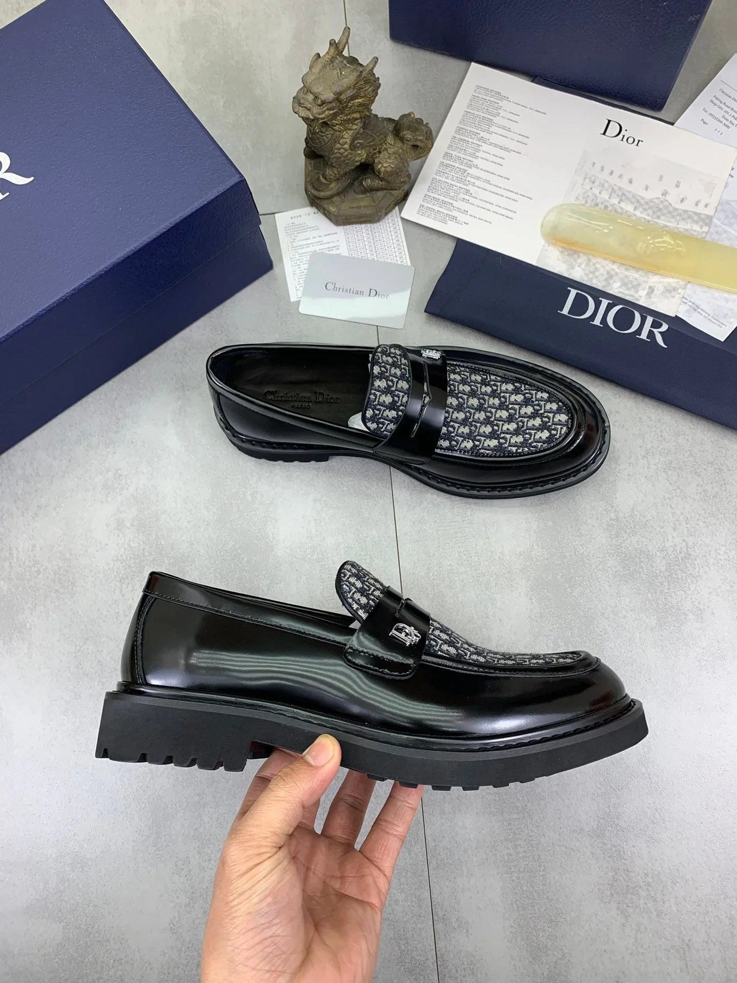 D leather shoes