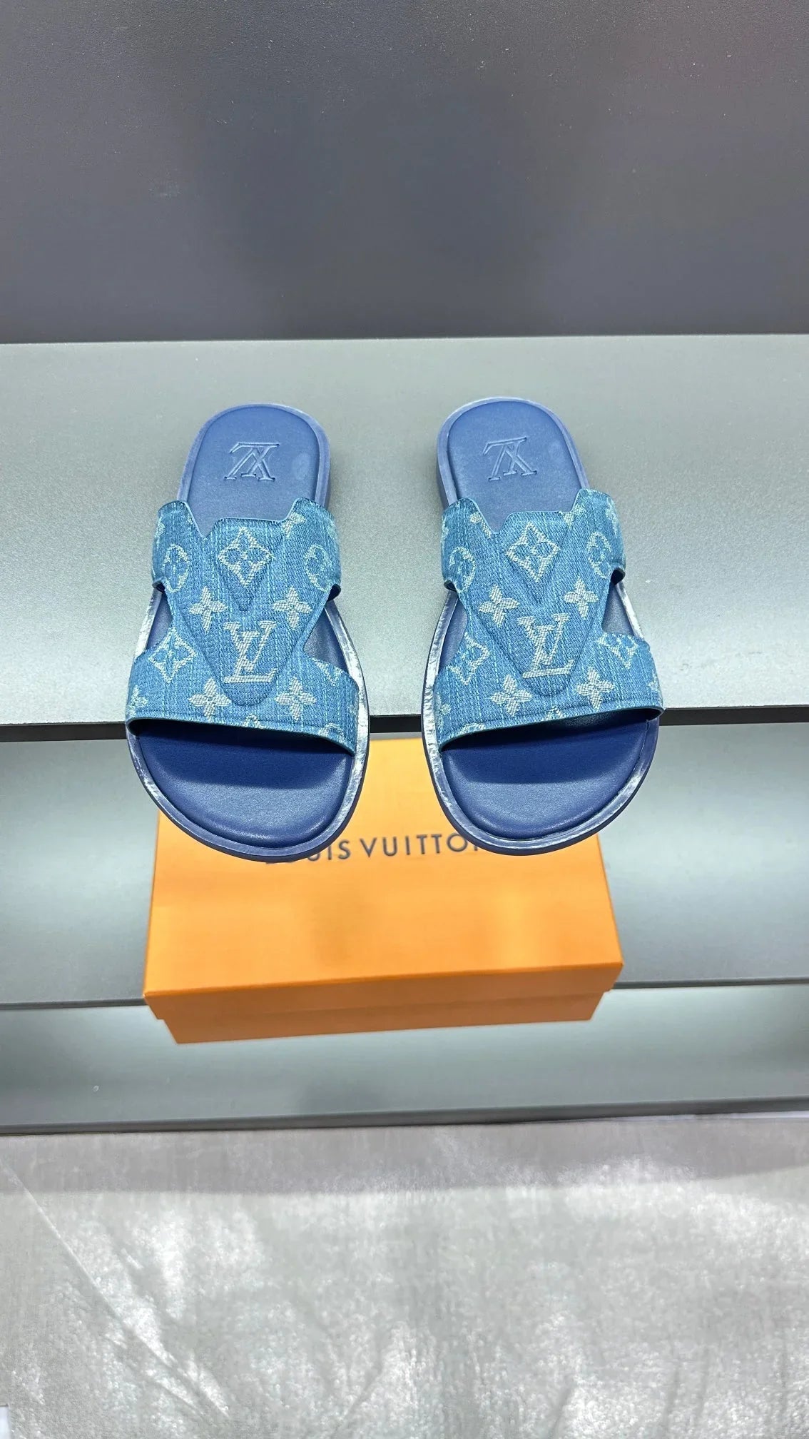 logo graphic slippers