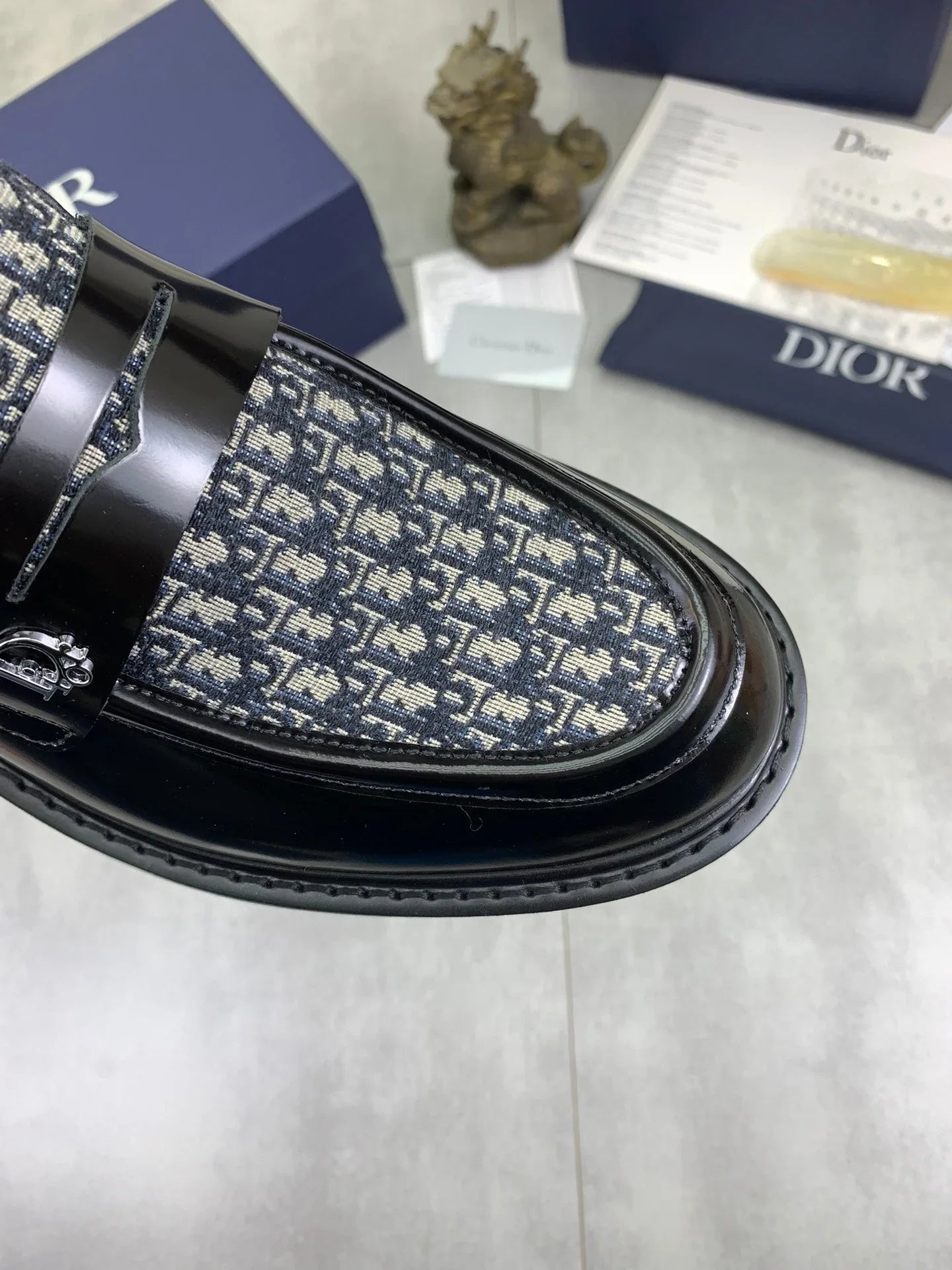 D leather shoes
