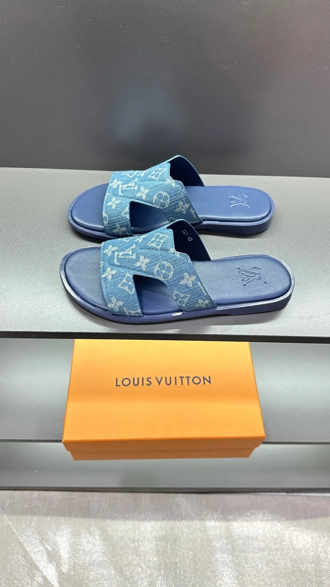 logo graphic slippers
