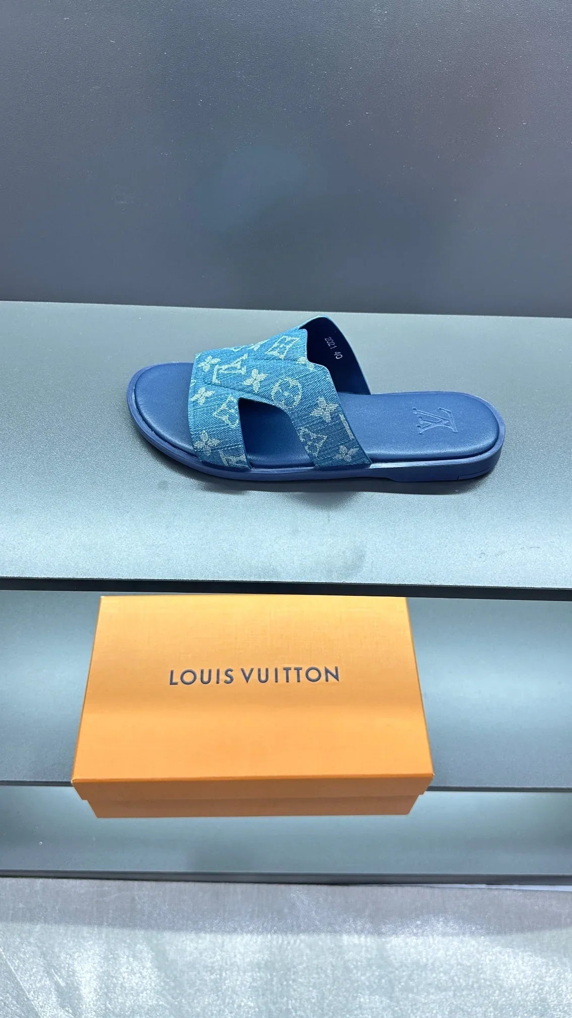 logo graphic slippers