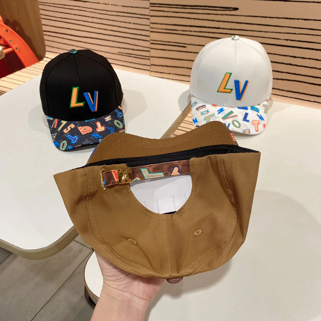 Solid Color Four-leaf Clover Graffiti Alphabet Baseball Cap