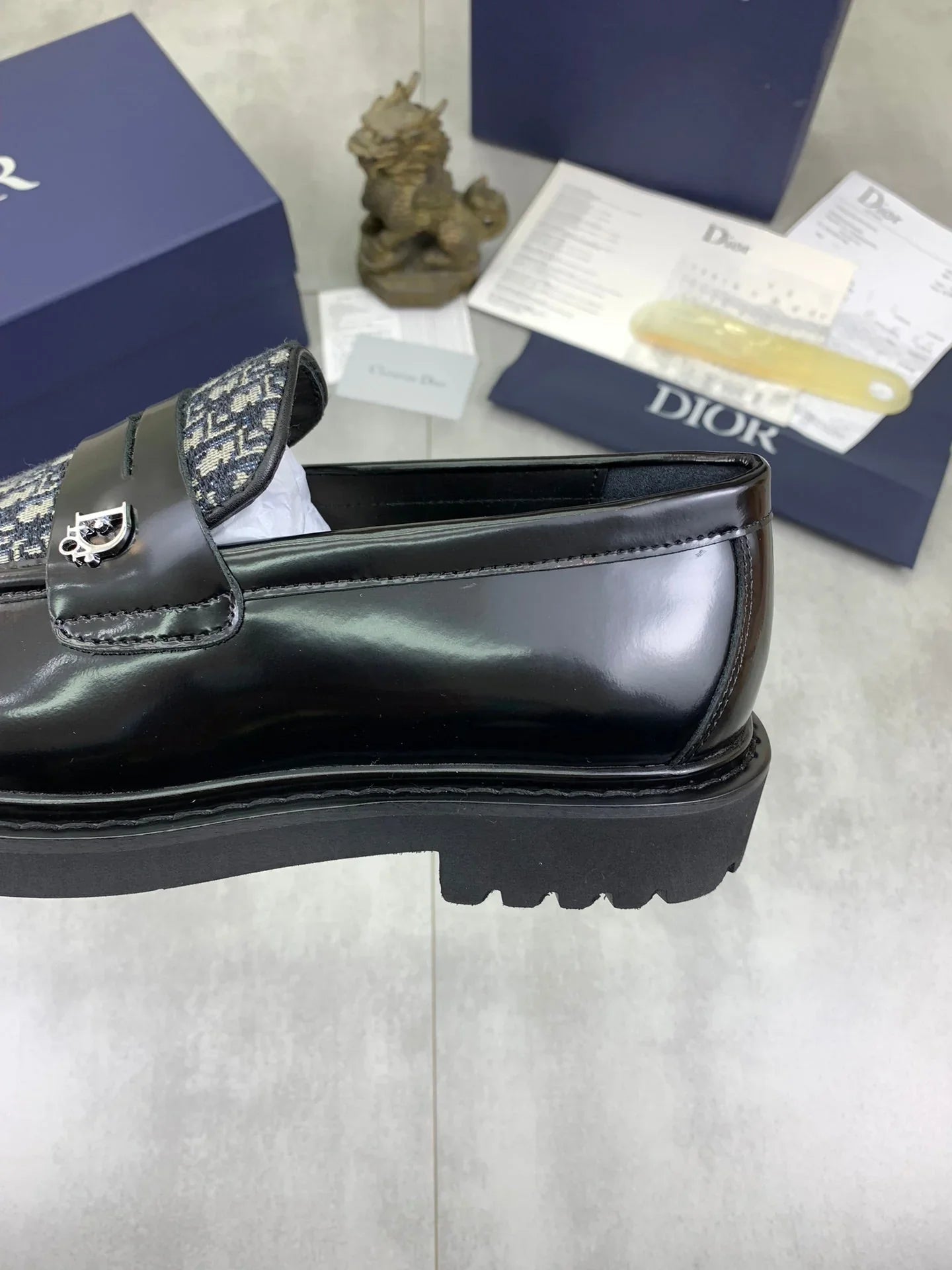 D leather shoes