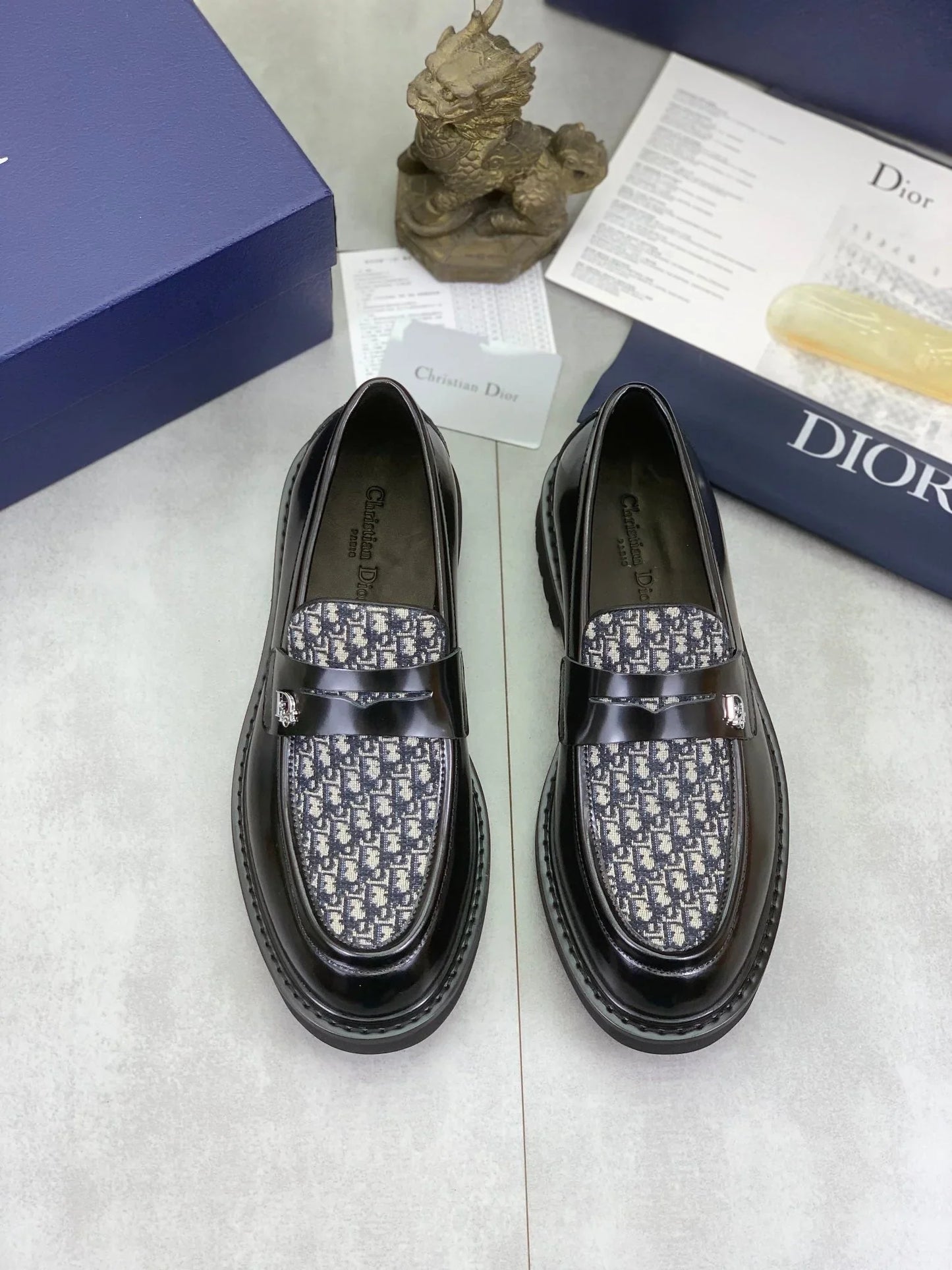 D leather shoes
