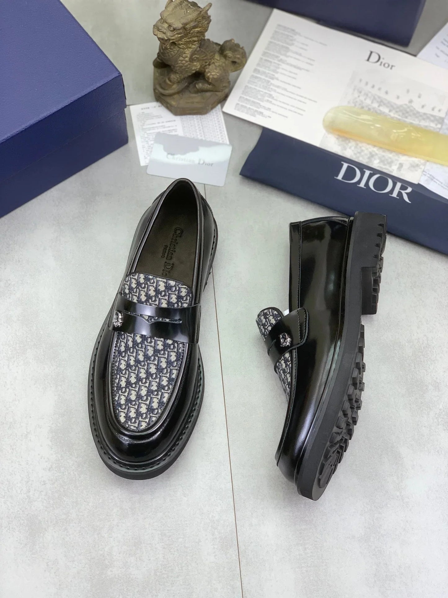 D leather shoes