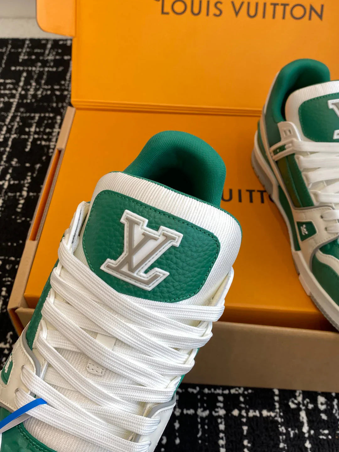 L Men's Sneakers