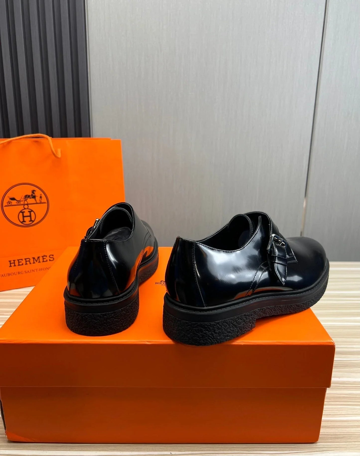 Cow suede upper + cowhide lining + cow tendon stitching outsole