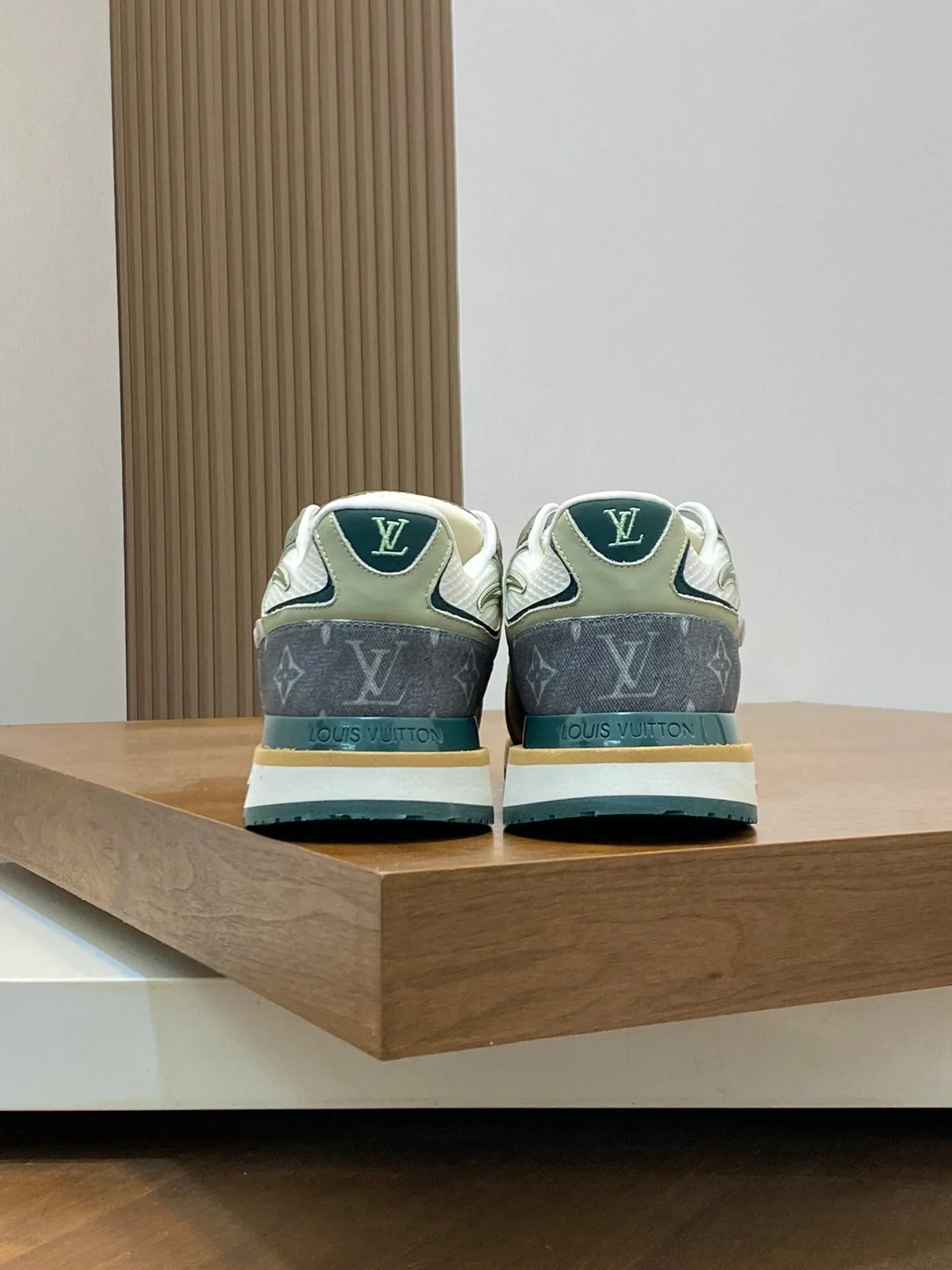 L Men's Sneakers