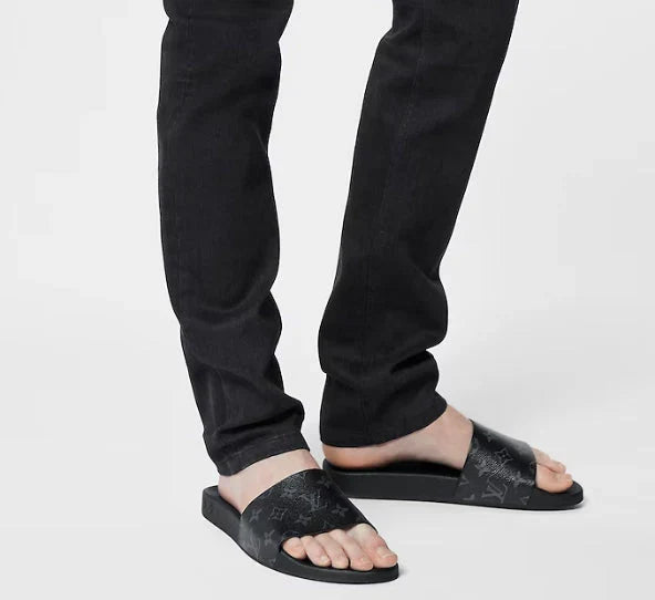 Black printed slippers