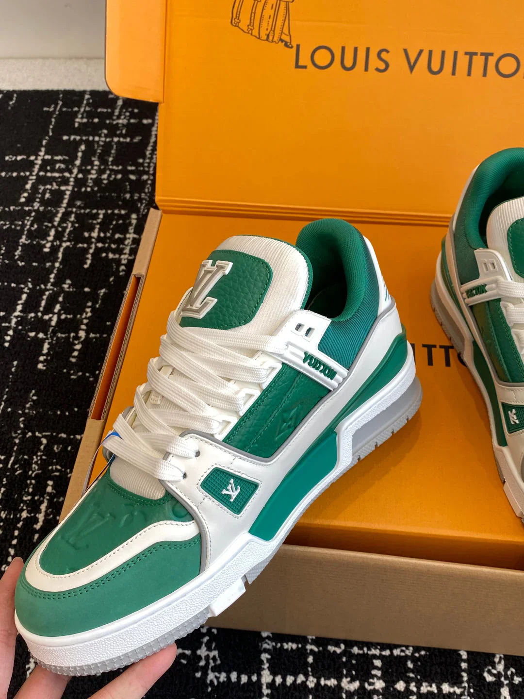 L Men's Sneakers