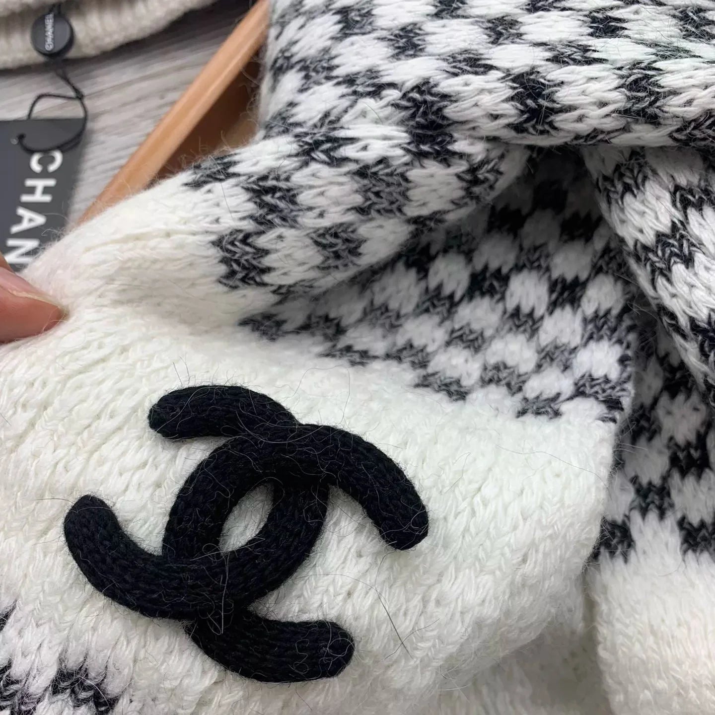 Gradient Checked Hat Scarf Suit