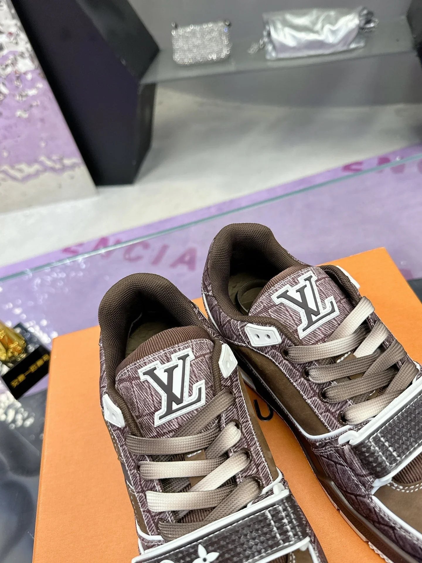 L trainer velcro sneaker
